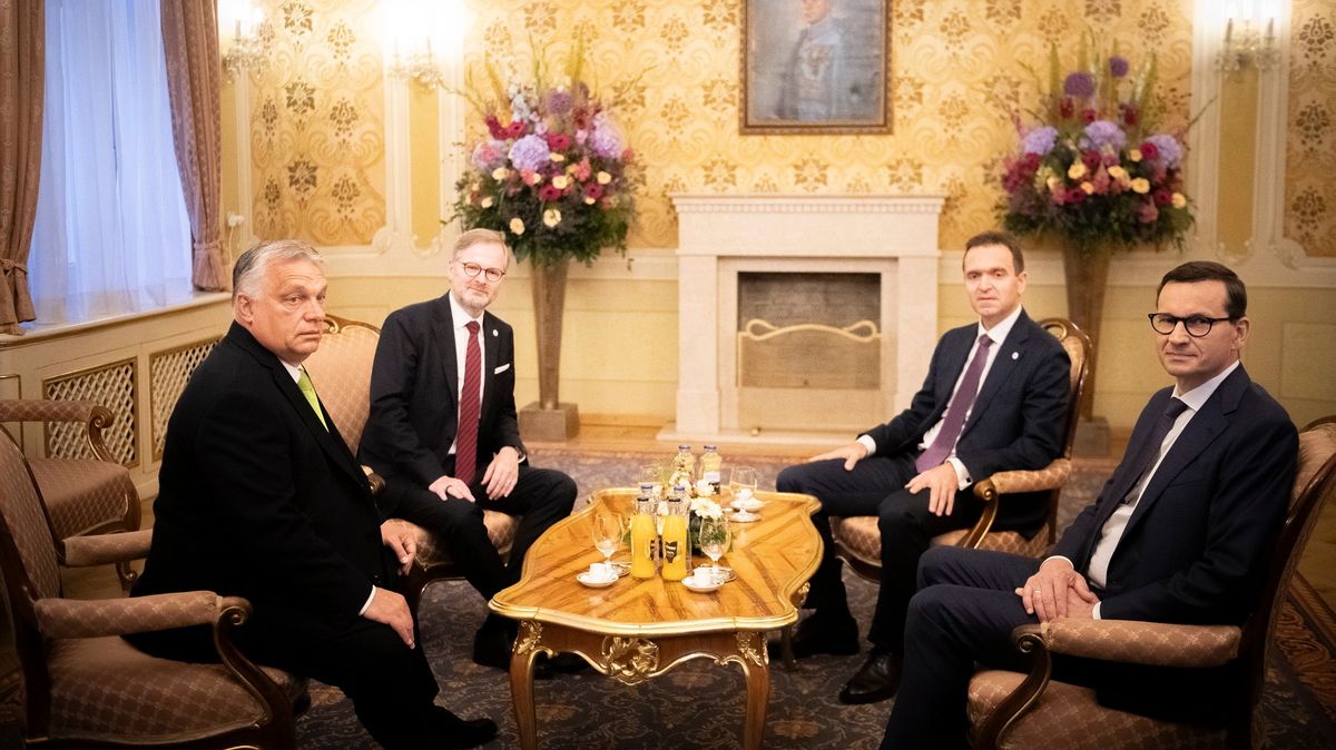 Glosa: Orbán mluví jako ústa Kremlu. A Fiala mlčí